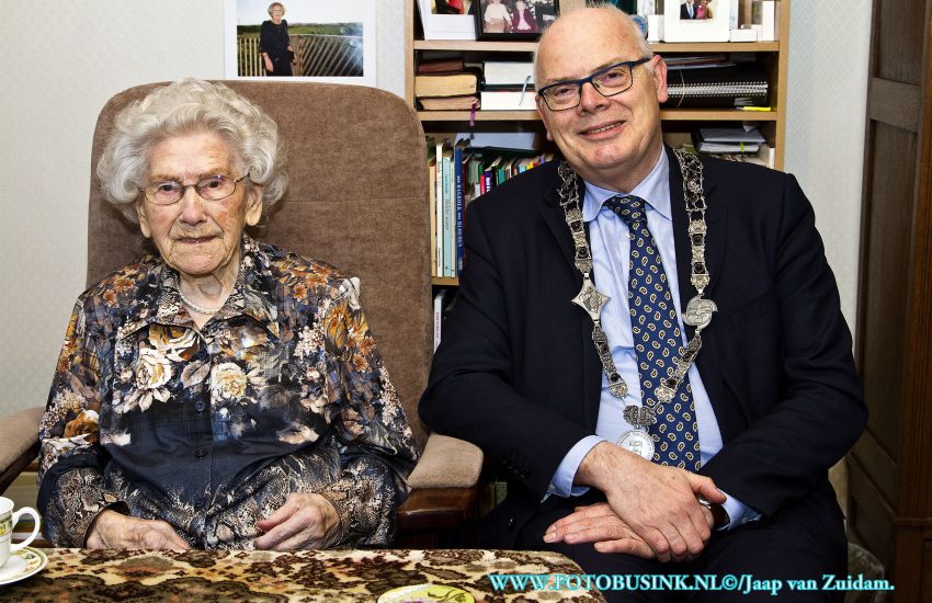 Burgemeester Van Belzen feliciteert oudste inwoner van Barendrecht.