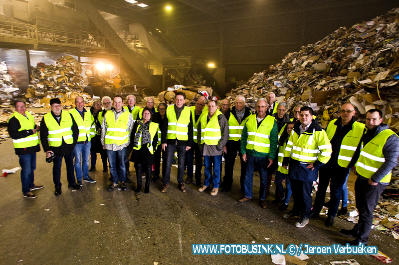 Inwoners van Sliedrecht op excursie bij Peute Papier Recycling in Dordrecht.
