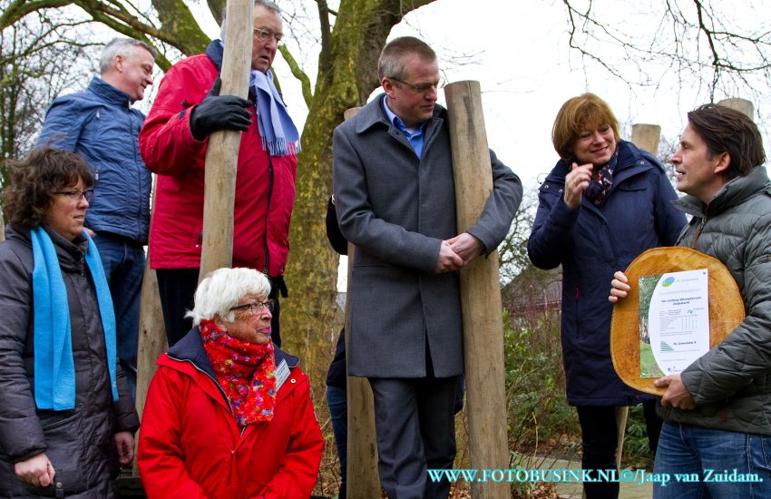 Gemeente Zwijndrecht ontvangt NL Greenlabel A voor speeltuin uit handen van Lodewijk Hoekstra.