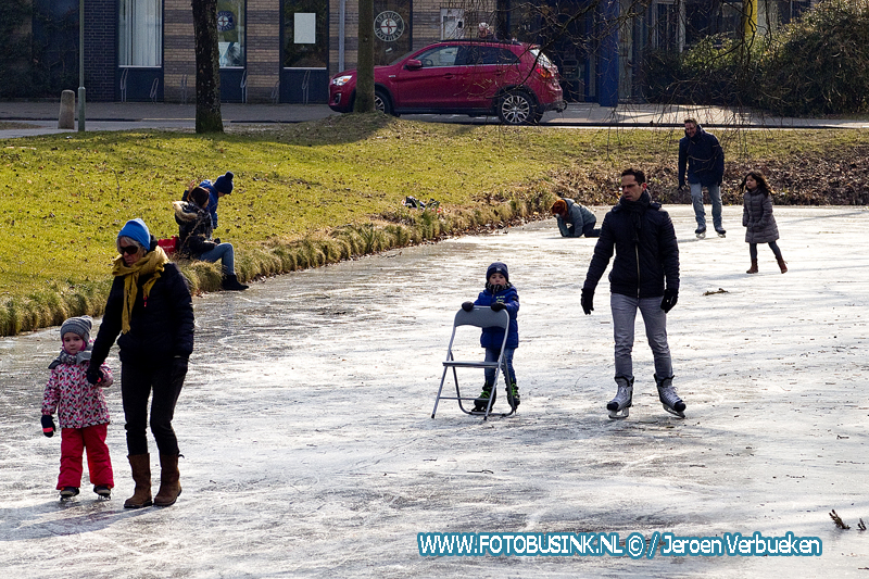 Kinderen hebben veel plezier op het ijs in Dordrecht.