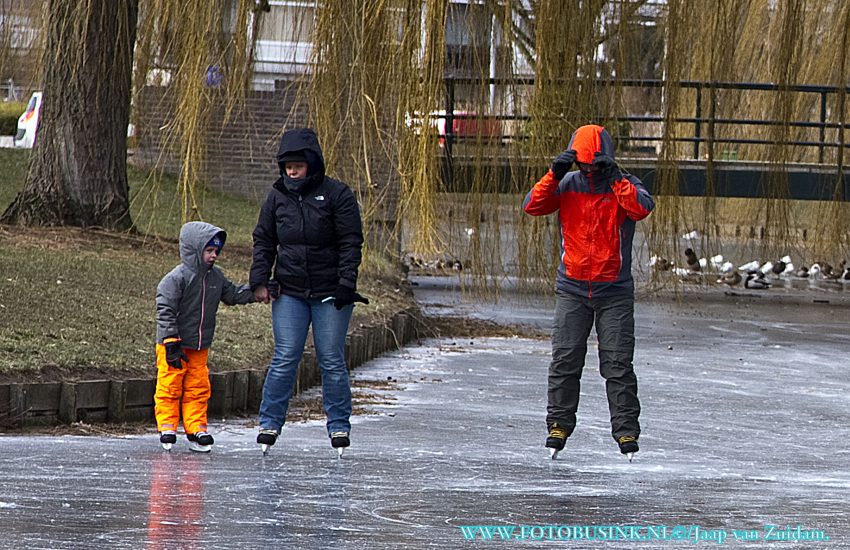Schaatsen bij het gemeentehuis in Zwijndrecht.