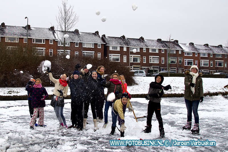 Fotograaf bekogelen met sneeuwballen "Altijd Leuk".
