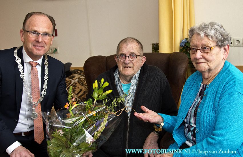 Burgemeester Schrijer feliciteert diamanten bruidspaar.