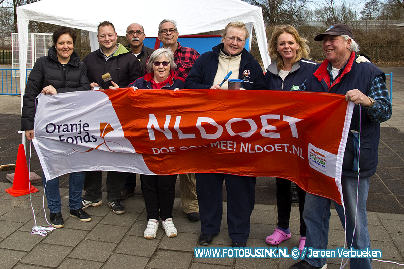 Leerlingen van OBS De Wilgen uit Sliedrecht enorm blij met de vrijwilligers van NL-doet.