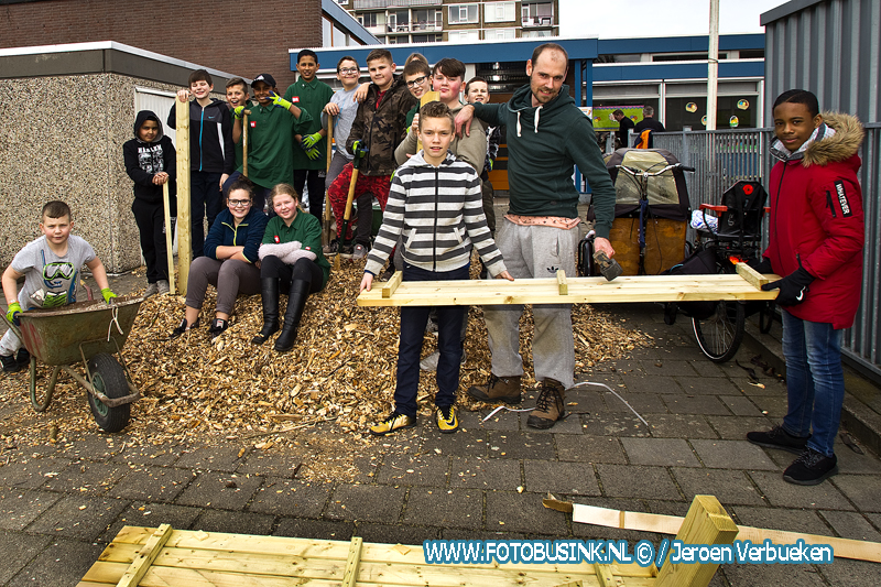 Leerlingen hard aan het werk op hun school De Regenboog in Dordrecht met vrijwilligers van Nl-doet. + video