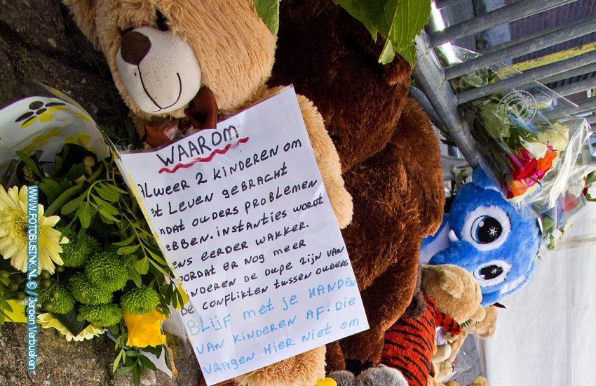 Vlaggen halfstok en enorm veel knuffels voor slachtoffers van het gezinsdrama in Papendrecht.
