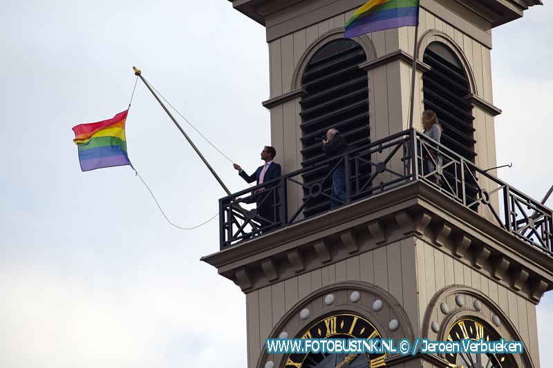 Peter Heijkoop hijst regenboogvlag op het Stadhuis ter ere van Coming out day.