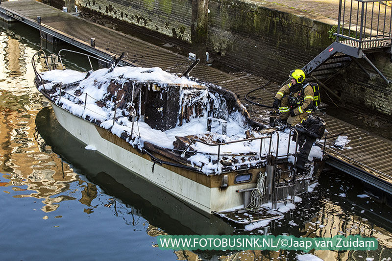 Twee pleziervaartuigen uitgebrand in de binnenstad van Dordrecht