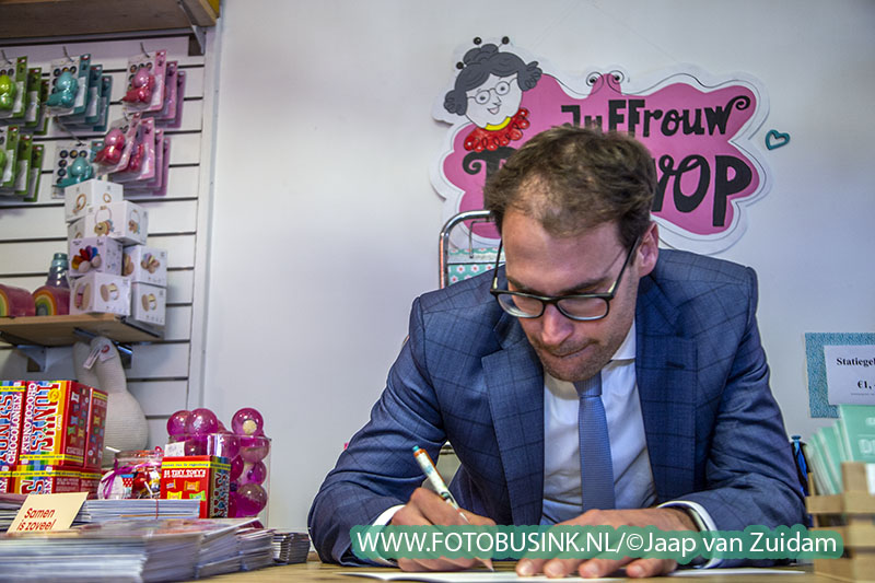 Wethouder Heijkoop schrijft kaart in winkel Juffrouw Pollewop