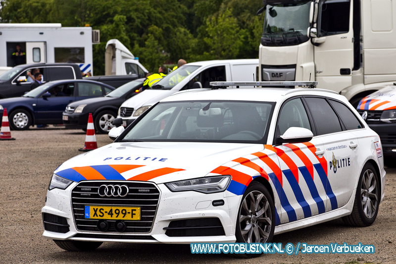 Grote politiecontrole op Laan van Europa in Dordrecht.