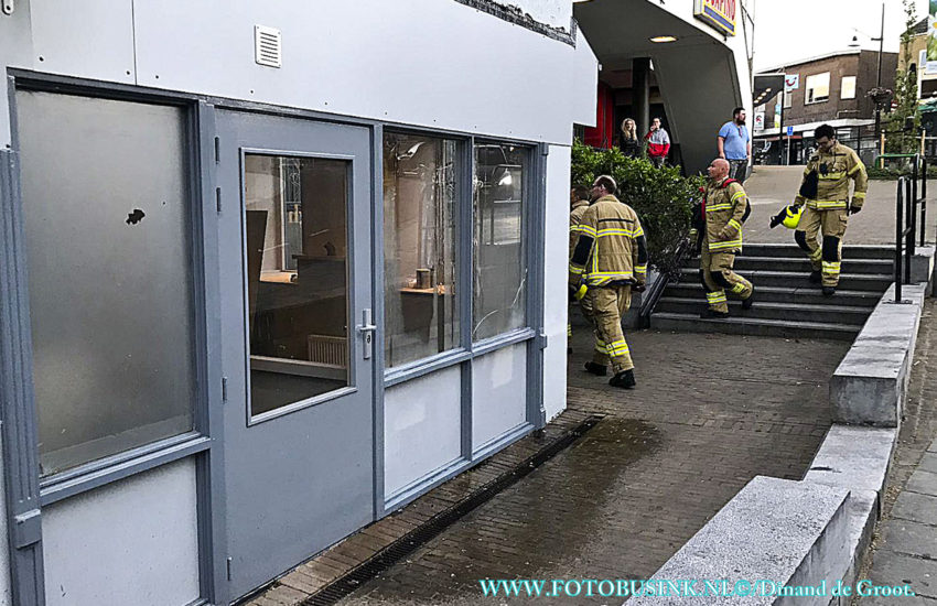 Waterleiding kapot in een leegstaand pand aan de Stationsweg in Sliedrecht.