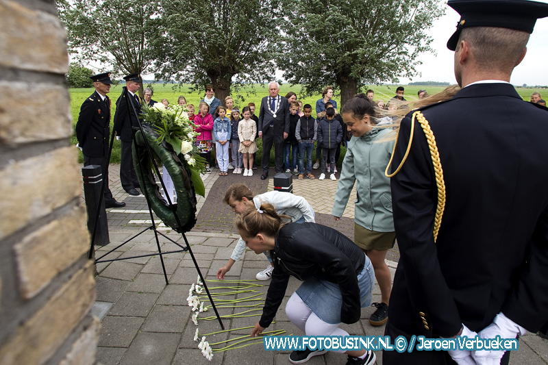 kinderen houden herdenking bij het Mosquito in Bleskensgraaf.
