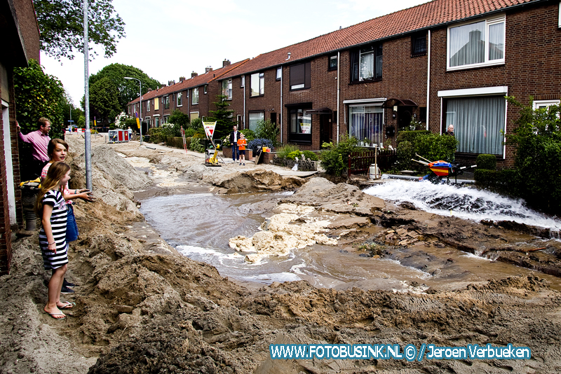 Waterleiding gebroken tijdens werkzaamheden aan de Mesdagstraat in Zwijndrecht.