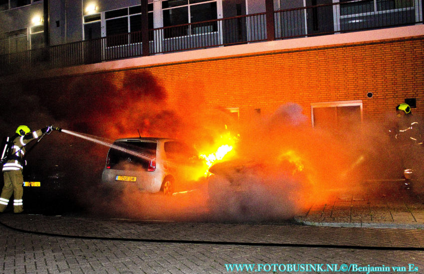 Twee auto's verwoest door brand aan het Admiraalsplein in Dordrecht.