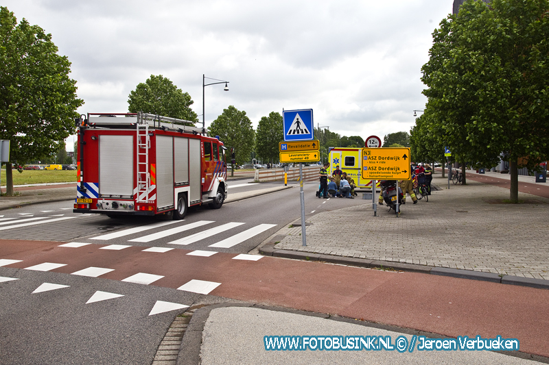 Vrouw aangereden voor ziekenhuis Dordrecht naar ziekenhuis.