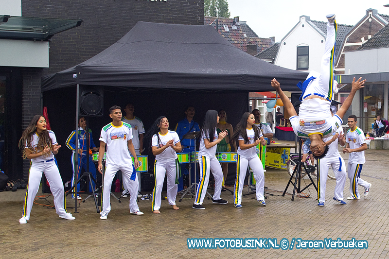 Capoeiragroep Natal uit Brazilië zorgt voor sfeer en gezelligheid op vrijmarkt in Sliedrecht.