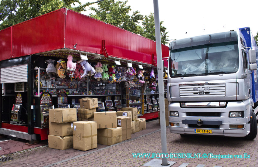 Kermis opbouw op de Spuiboulevard in Dordrecht.