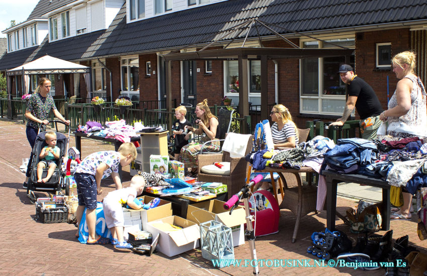 Rommelmarkt in de Zeehavenlaan in Dordrecht.