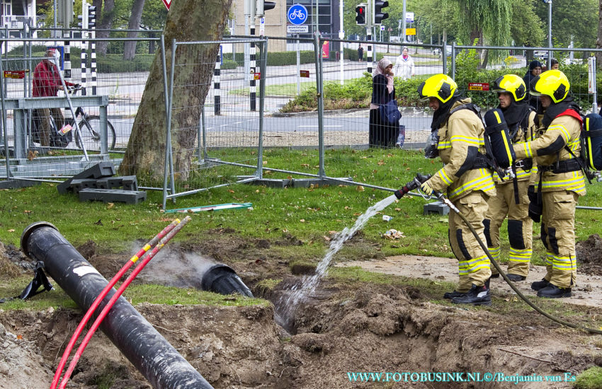 Brandweer koelt zwarte buis aan de Neptunuslaan in Dordrecht.