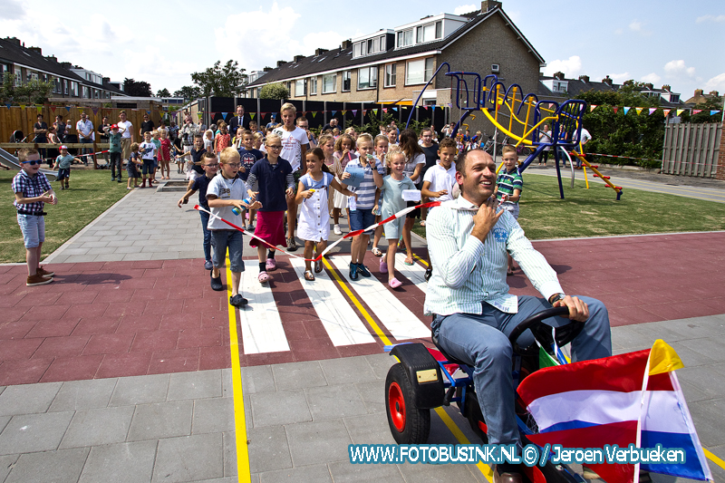 Wethouder Peter Verheij heropend de gerenoveerde speeltuin aan de Van Lennepstraat in Alblasserdam.