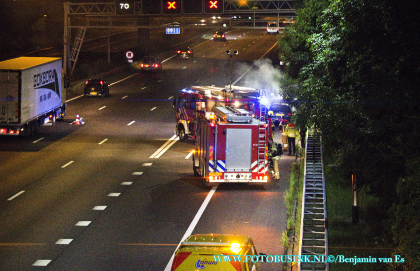Auto in de brand rijksweg A16 Dordrecht.