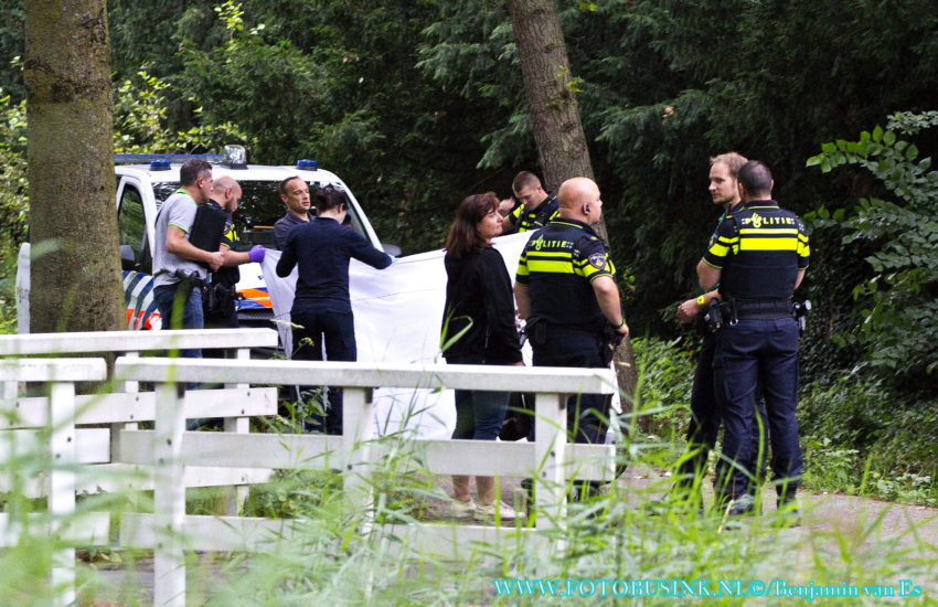 Dode man uit sloot gehaald in Dordrecht.