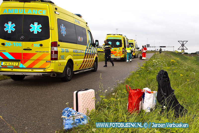 Personenauto schiet van Rijksweg A16 voor Moerdijkbrug en komt op zijn kop in sloot.