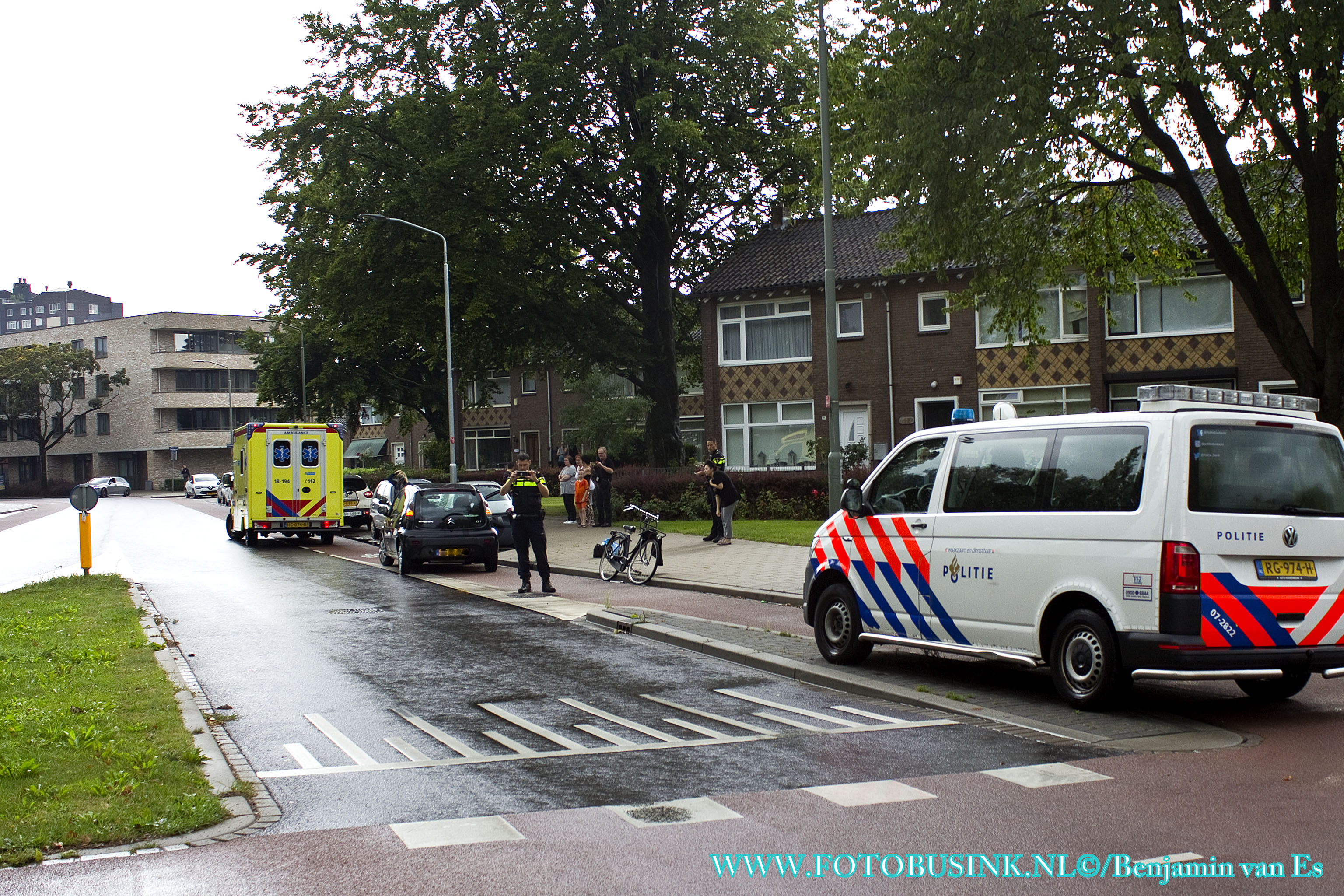 Aanrijding fietser auto aan de Karel Doormanweg in Dordrecht.