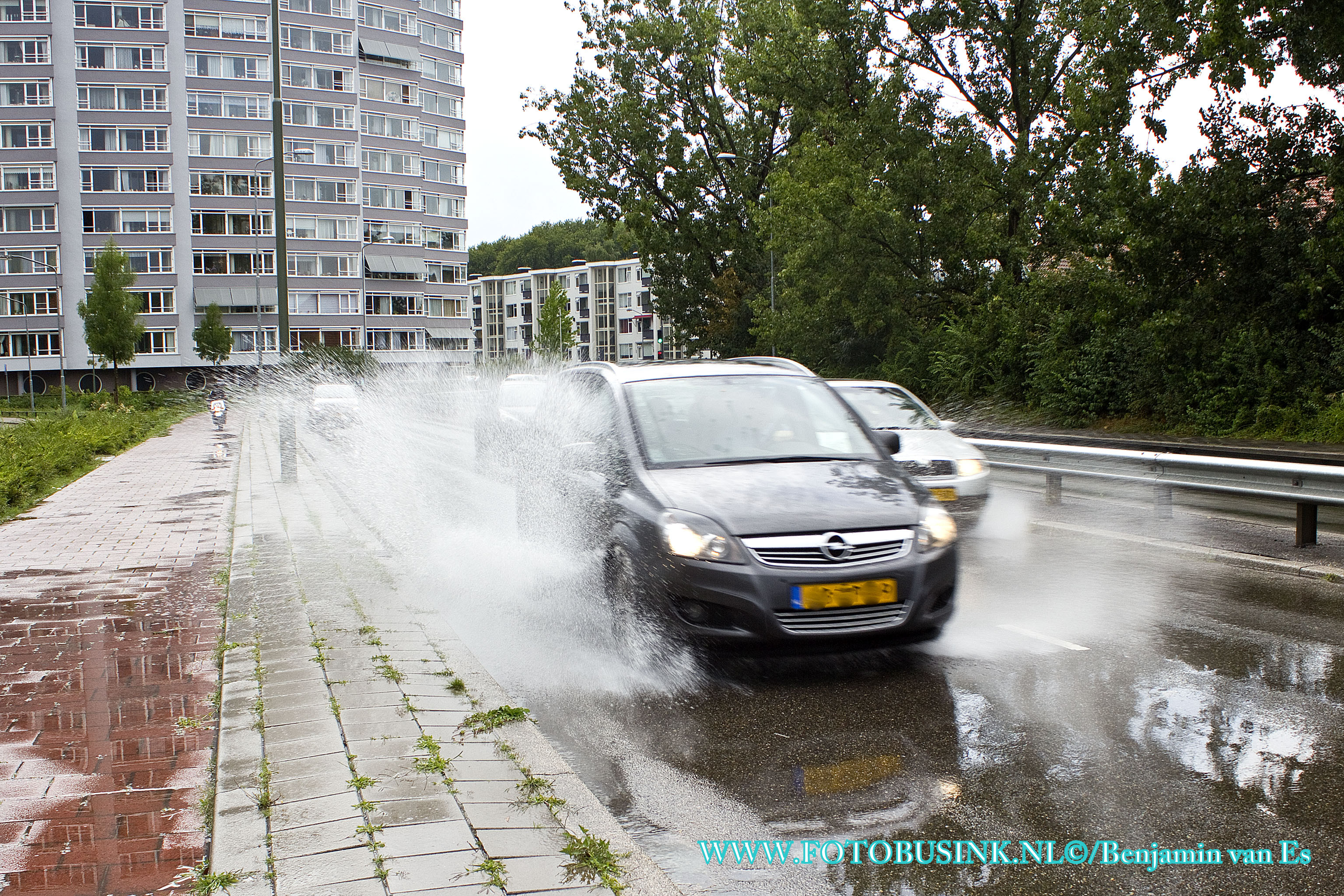 Veel water op de weg tijdens hevige regenbui in Dordrecht.