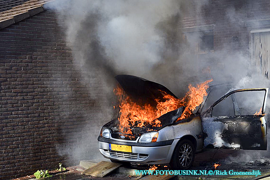 Auto verwoest door brand aan de Stellingmolen in Papendrecht.