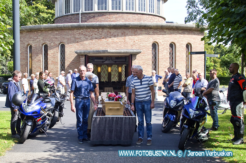 Waardig afscheid voor 82 jarige fanatiek motorrijder op de Essenhof in Dordrecht.