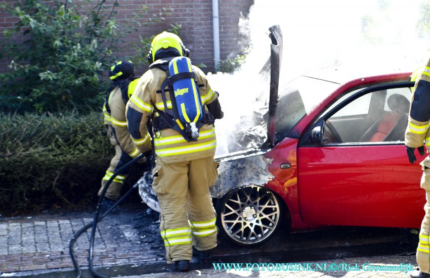 Auto in de brand aan de Torenmolen in Papendrecht.