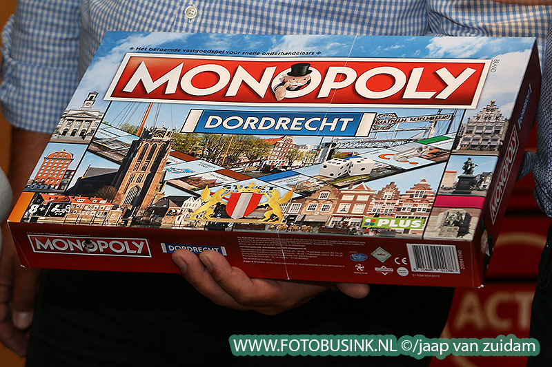 Wethouder Burggraaf neemt eerste Dordrecht Monopoly in ontvangst