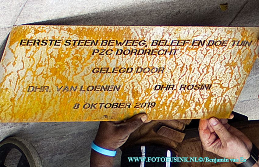 Leggen 'eerste' steen in de nieuwe tuin Zorggroep Crabbehoff.