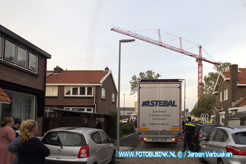Vrachtwagen rijdt zich klem aan de Merwedestraat in Dordrecht.