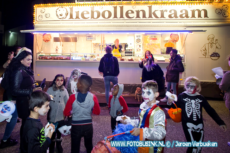 Kinderen genieten van halloweentocht door de wijk Staart