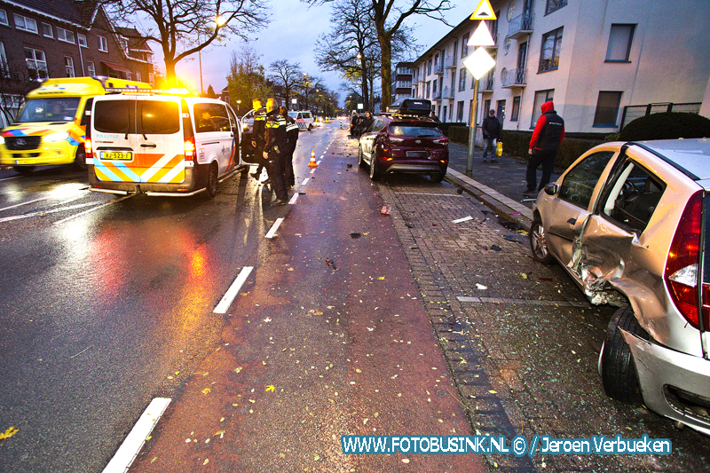 Auto over de kop geslagen bij ongeval op Krispijnseweg in Dordrecht.