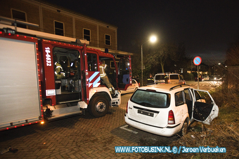 Vuurwerk in geparkeerde auto gegooid aan de Vlietlaan in Dordrecht.