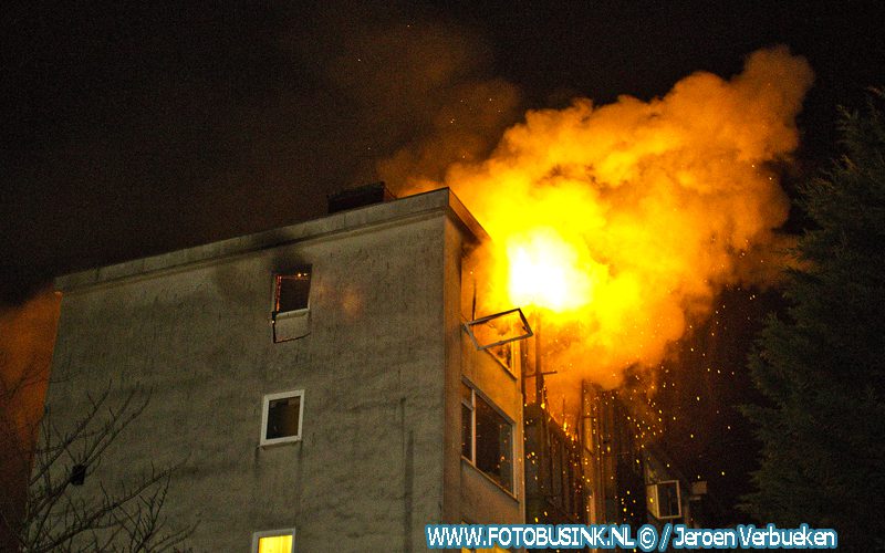Grote uitslaande brand in portiekflat aan de W.H. Vliegenstraat in Dordrecht.