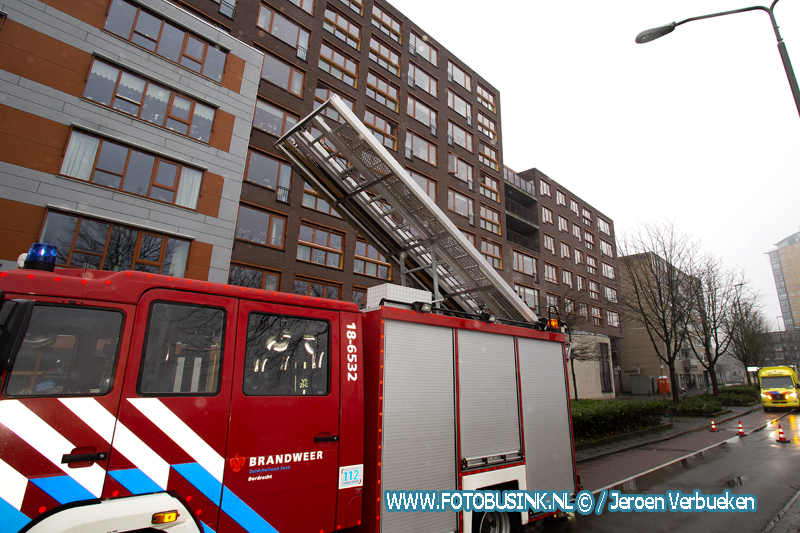 Hulpdiensten massaal opgeroepen voor brandmelding aan het Dudok-erf in Dordrecht.