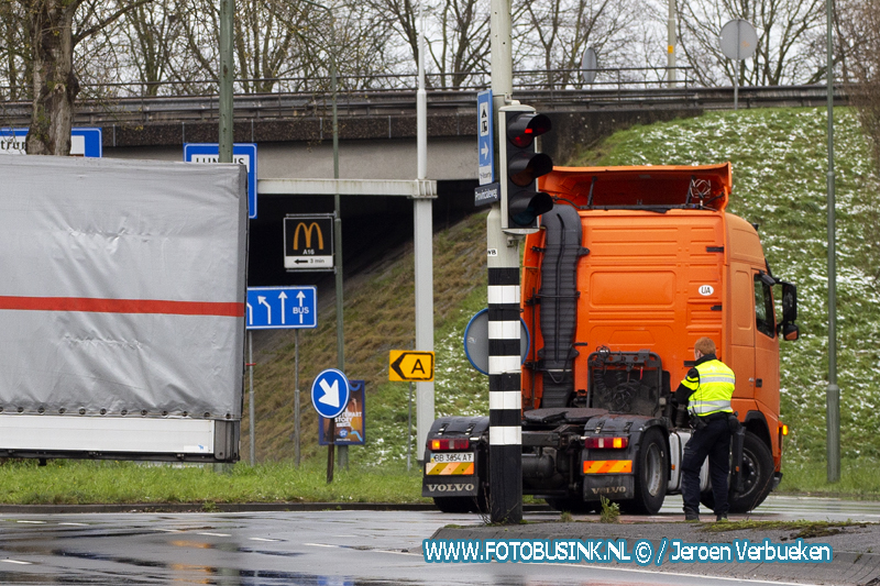 Vrachtwagen verliest trailer aan de Provincialeweg in Dordrecht.
