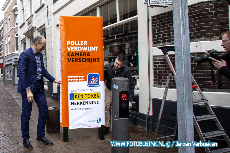 Startmoment vervanging pollers in het centrum van Dordrecht.