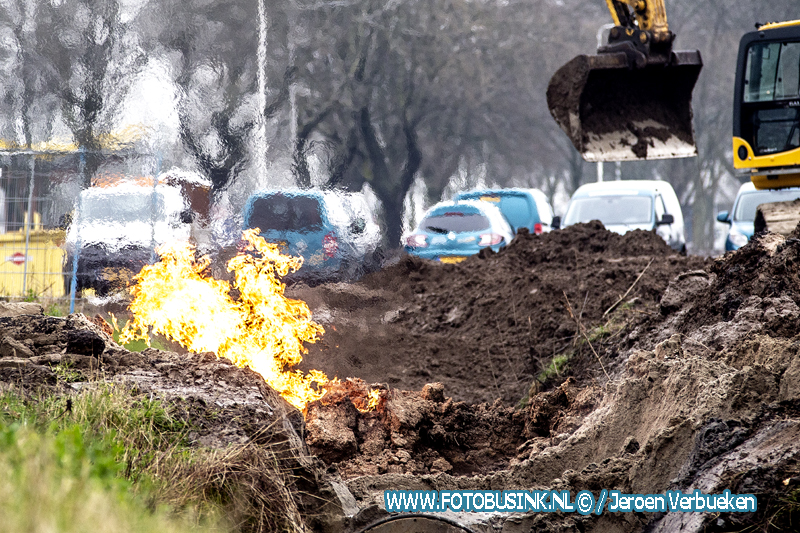 Geraakte gasleiding vat vlam tijdens werkzaamheden aan De Baak in Hendrik-Ido-Ambacht.