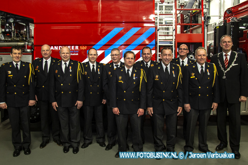 9 brandweerlieden ontvangen in Alblasserdam een koninklijke onderscheiding