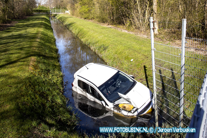 Achtergelaten auto aangetroffen in sloot aan de Schenkeldijk in Dordrecht.