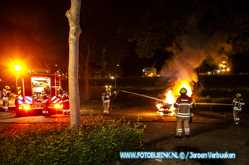 Opnieuw auto verwoest door brand aan de van Eedenstraat in Zwijndrecht.