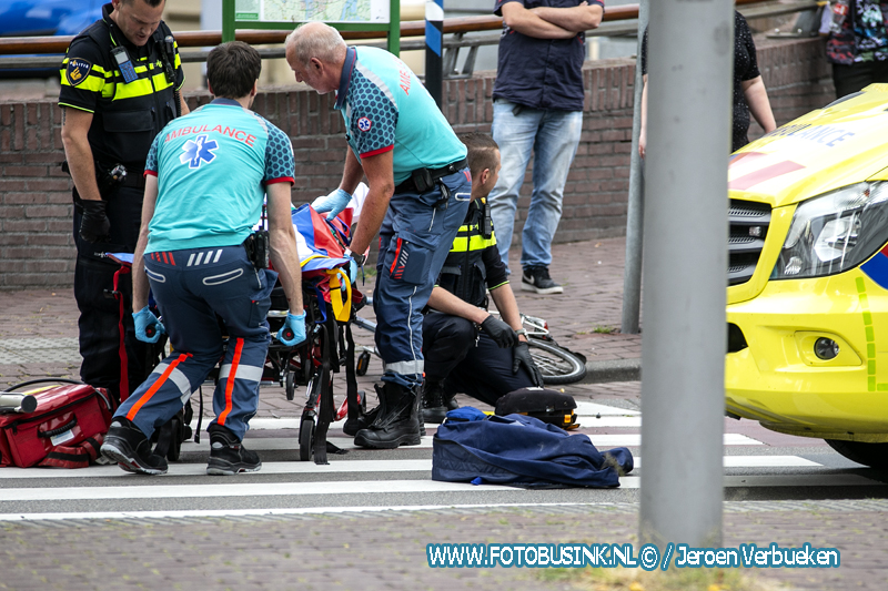 Fietser aangereden door stadsbus op de Spuiboulevard in Dordrecht.