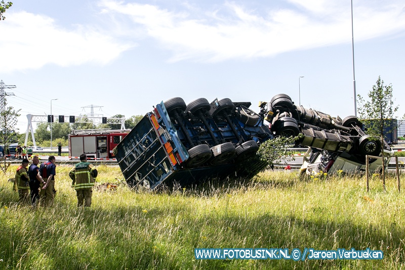 Vrachtwagen op zijn kop na ongeval Rijksweg A16 Dordrecht.
