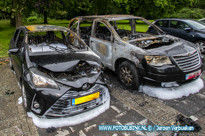 Twee auto's verwoest door brand aan de Generaal S.H Spoorstraat in Dordrecht.