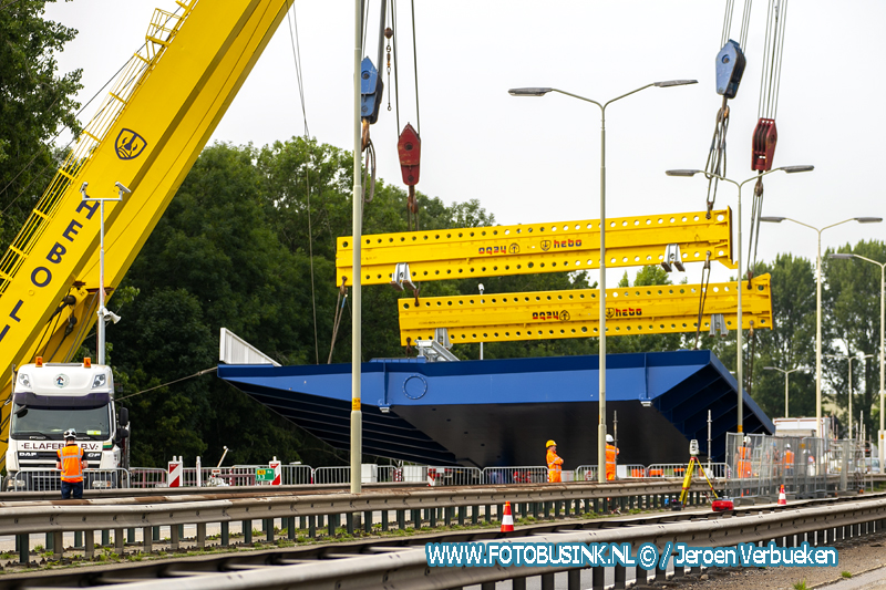 Nieuw brugdeel voor de Dordtse Wantijbrug aan de N3 geplaatst.